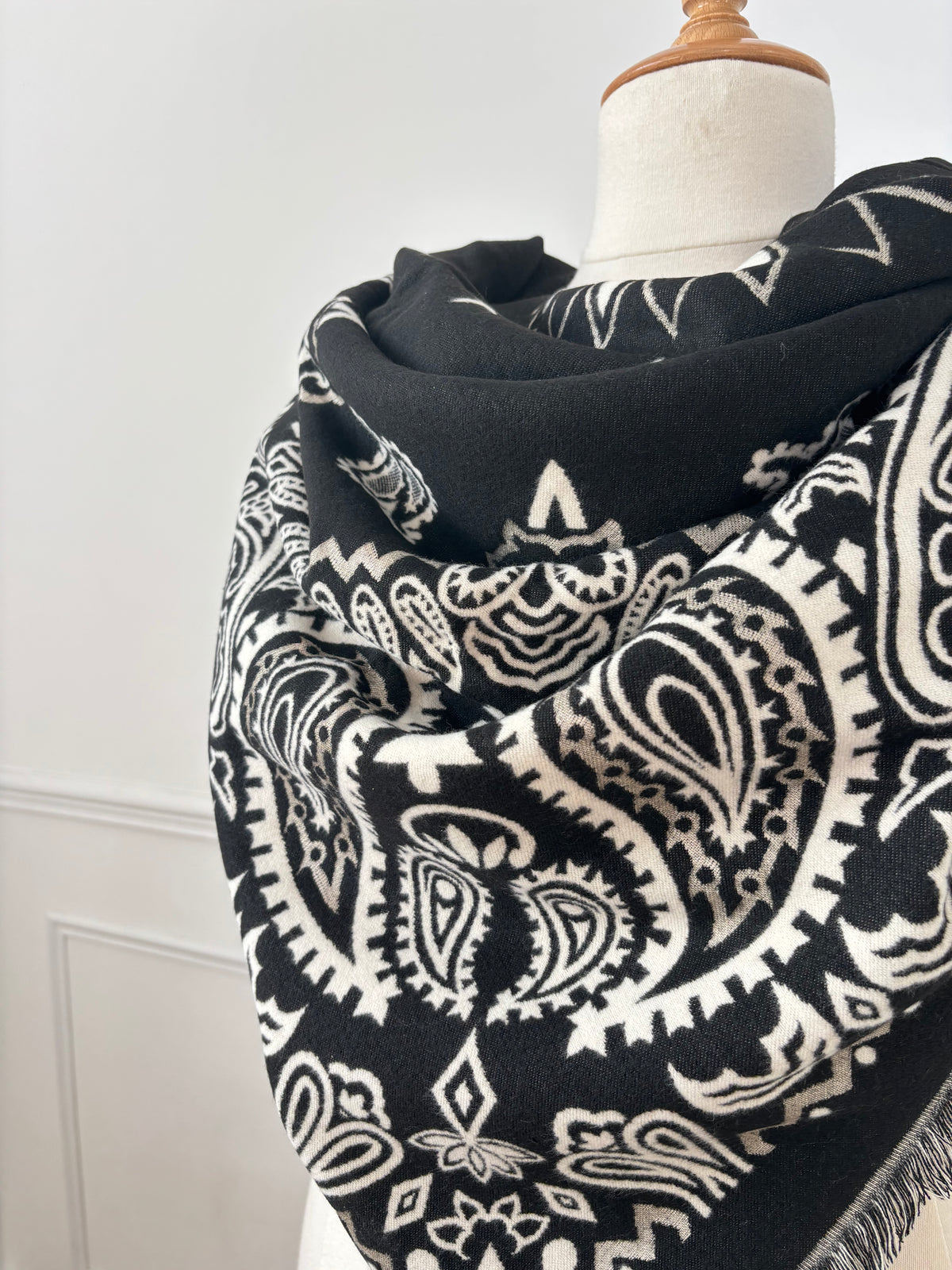 Écharpe bandana noire et écrue : Ilda