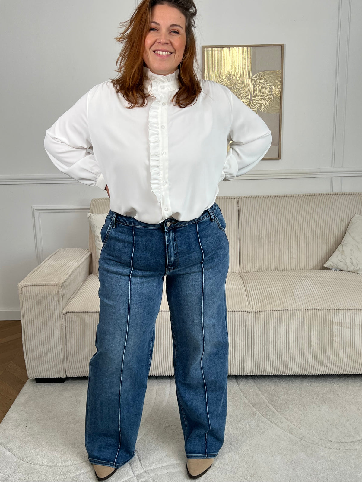 Jean bleu grande taille avec coupe wide leg flatteuse. La couture centrale verticale affine la silhouette tandis que les passants pour ceinture offrent plus de flexibilité. Fermeture éclair et bouton sécurisés, quatre poches pratiques. Un basique intemporel et confortable pour votre garde-robe.