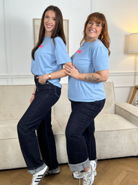 Ce jean Tall est spécialement conçu pour les femmes grandes, offrant une coupe élégante et confortable. Il dispose de deux poches à l'avant et à l'arrière pour ranger vos essentiels, ainsi qu'une fermeture éclair avec bouton pour un ajustement facile.&nbsp;