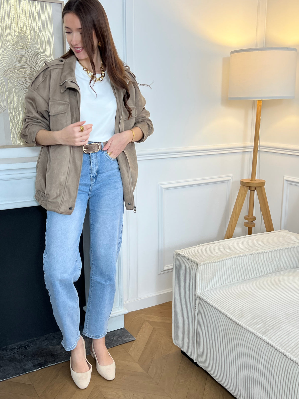Adoptez ce jean bleu femme à coupe ballon, un indispensable du dressing. Doté de passants pour ceinture et d’une fermeture éclair avec bouton, il allie confort et praticité. Il dispose de deux poches à l’avant et deux à l’arrière. Sa couleur bleu s’accorde facilement avec toutes vos tenues.