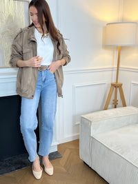 Adoptez ce jean bleu femme à coupe ballon, un indispensable du dressing. Doté de passants pour ceinture et d’une fermeture éclair avec bouton, il allie confort et praticité. Il dispose de deux poches à l’avant et deux à l’arrière. Sa couleur bleu s’accorde facilement avec toutes vos tenues.