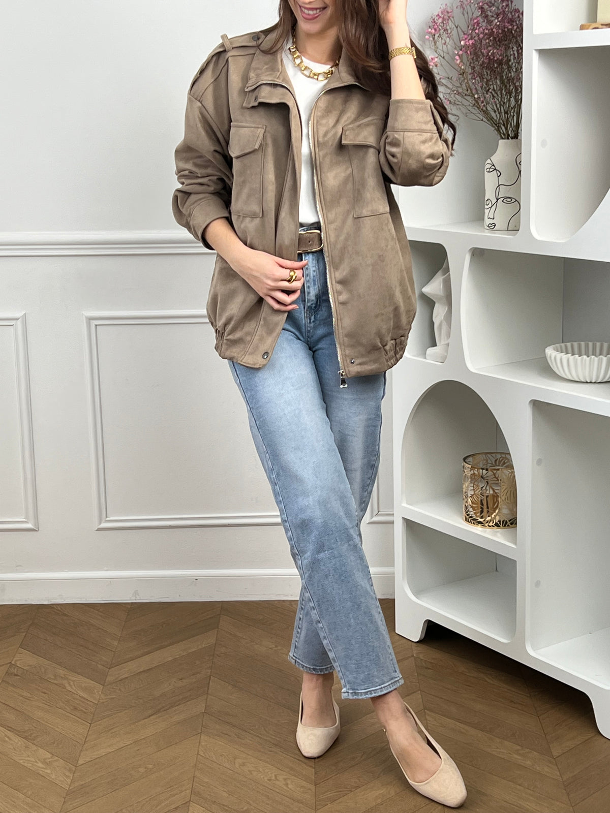 Adoptez ce jean bleu femme à coupe ballon, un indispensable du dressing. Doté de passants pour ceinture et d’une fermeture éclair avec bouton, il allie confort et praticité. Il dispose de deux poches à l’avant et deux à l’arrière. Sa couleur bleu s’accorde facilement avec toutes vos tenues.
