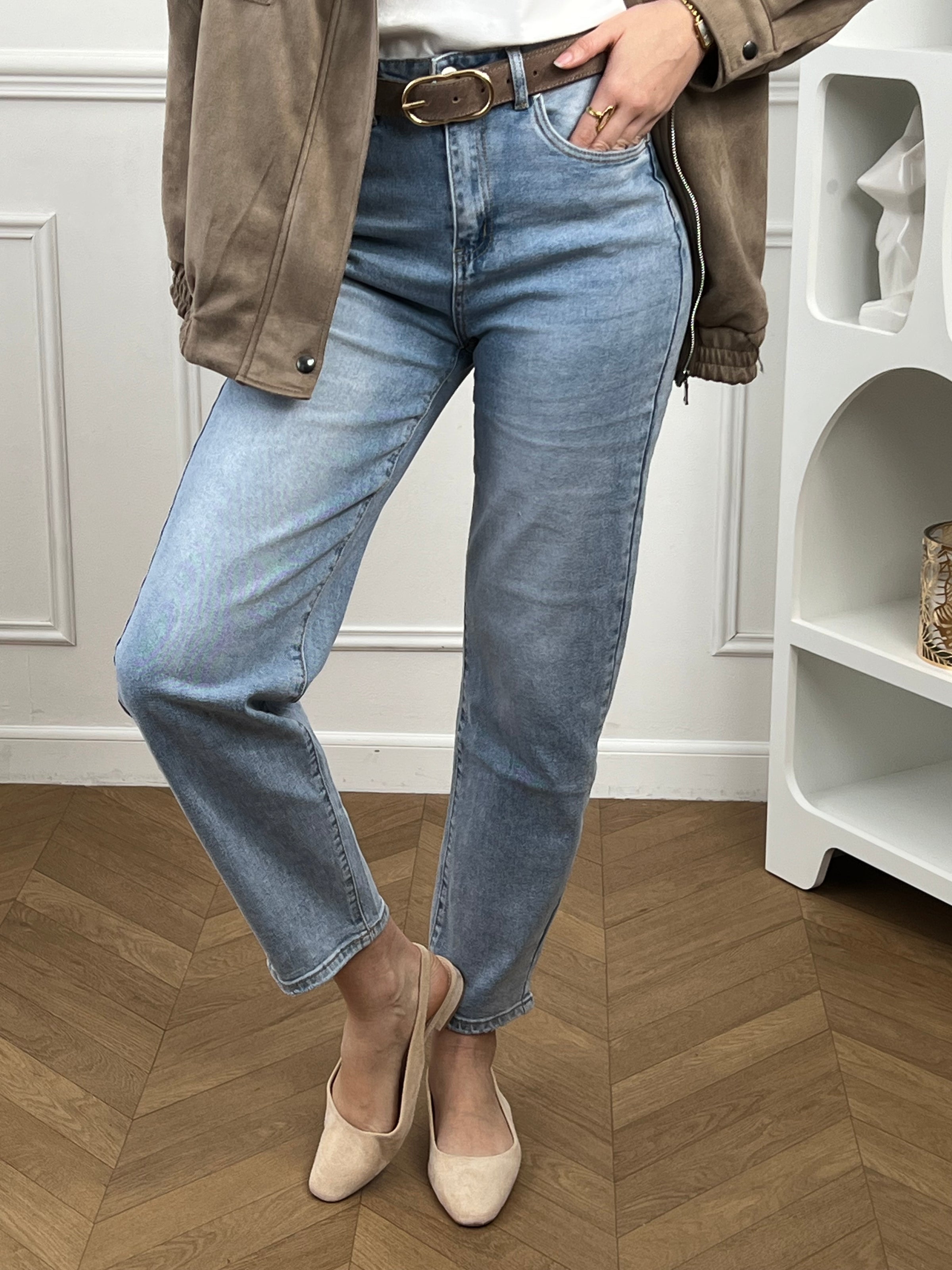 Adoptez ce jean bleu femme à coupe ballon, un indispensable du dressing. Doté de passants pour ceinture et d’une fermeture éclair avec bouton, il allie confort et praticité. Il dispose de deux poches à l’avant et deux à l’arrière. Sa couleur bleu s’accorde facilement avec toutes vos tenues.