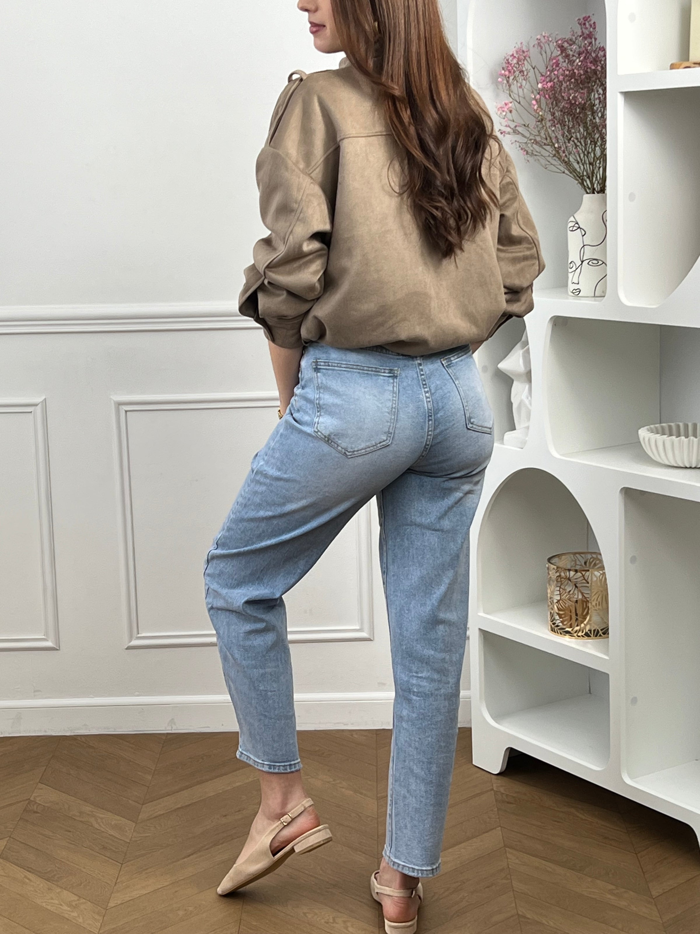 Adoptez ce jean bleu femme à coupe ballon, un indispensable du dressing. Doté de passants pour ceinture et d’une fermeture éclair avec bouton, il allie confort et praticité. Il dispose de deux poches à l’avant et deux à l’arrière. Sa couleur bleu s’accorde facilement avec toutes vos tenues.