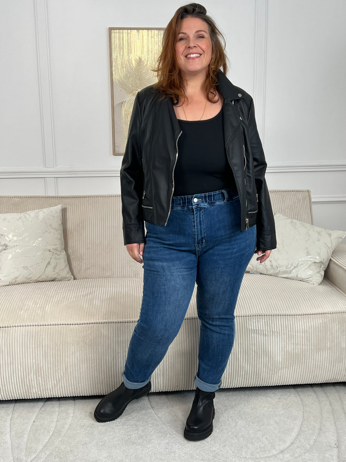 Confortable et tendance, ce jean bleu à taille élastique se distingue par sa ceinture colorée qui apporte une touche originale. Une pièce pratique et stylée, parfaite pour un look décontracté et plein de caractère.