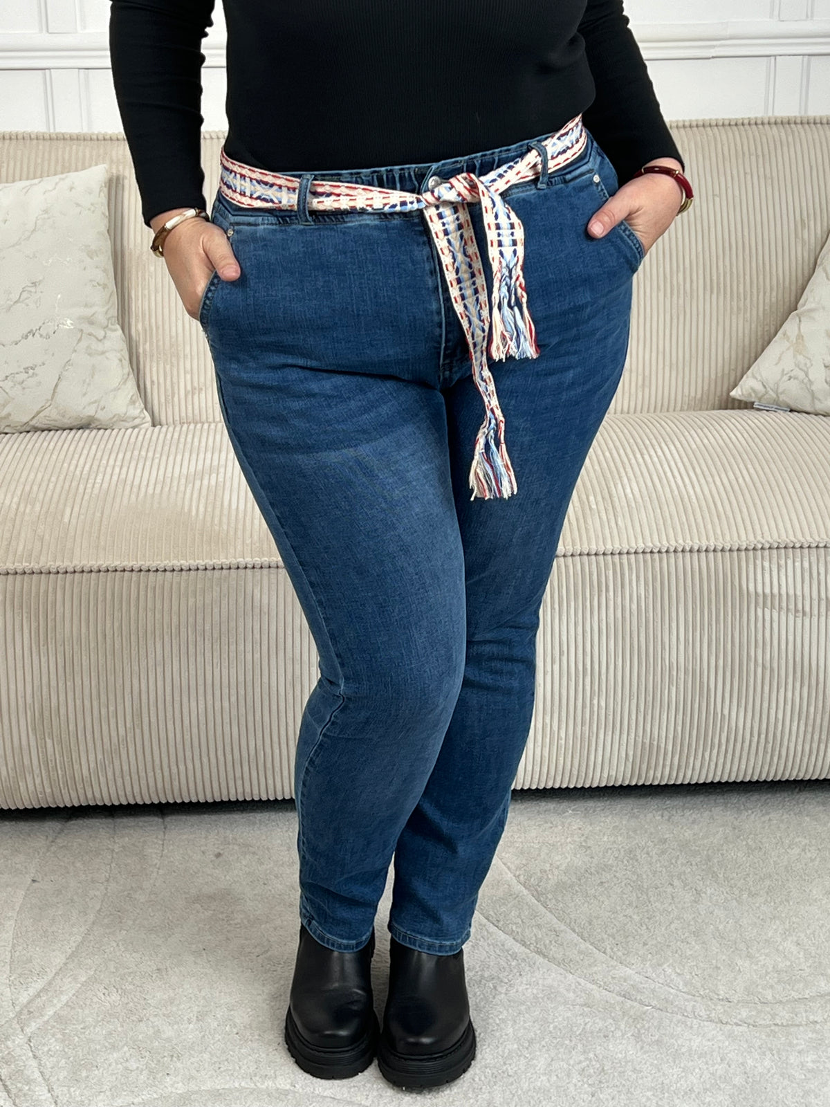 Confortable et tendance, ce jean bleu à taille élastique se distingue par sa ceinture colorée qui apporte une touche originale. Une pièce pratique et stylée, parfaite pour un look décontracté et plein de caractère.