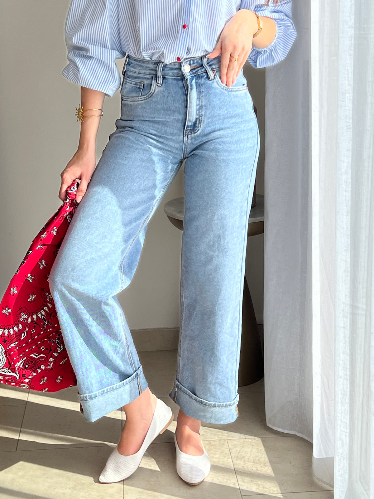 Jean bleu femme intemporel, idéal pour un look casual et moderne au quotidien. Doté de passants pour ceinture, d’une fermeture éclair avec bouton et de poches à l’avant et à l’arrière, il allie praticité et style. Son bouton à pression permet d’ajuster facilement la longueur pour un confort optimal. Un indispensable polyvalent qui s’adapte à toutes vos tenues.