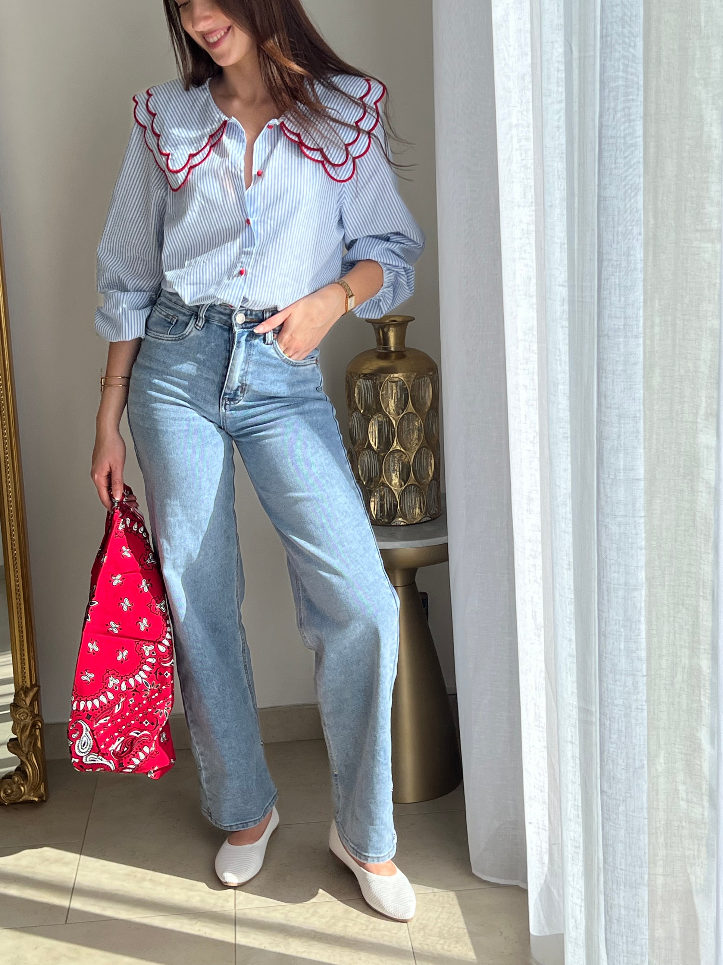 Jean bleu femme intemporel, idéal pour un look casual et moderne au quotidien. Doté de passants pour ceinture, d’une fermeture éclair avec bouton et de poches à l’avant et à l’arrière, il allie praticité et style. Son bouton à pression permet d’ajuster facilement la longueur pour un confort optimal. Un indispensable polyvalent qui s’adapte à toutes vos tenues.