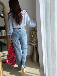 Jean bleu femme intemporel, idéal pour un look casual et moderne au quotidien. Doté de passants pour ceinture, d’une fermeture éclair avec bouton et de poches à l’avant et à l’arrière, il allie praticité et style. Son bouton à pression permet d’ajuster facilement la longueur pour un confort optimal. Un indispensable polyvalent qui s’adapte à toutes vos tenues.