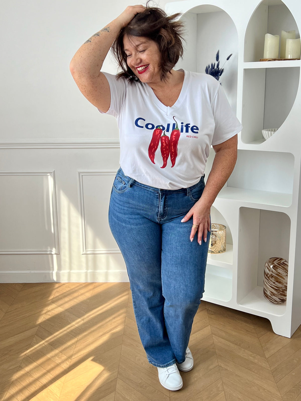 Optez pour ce jean bleu grande taille à coupe droite, un essentiel du dressing. Doté d’une fermeture éclair avec bouton, il allie confort et praticité. Ses deux poches à l’avant et deux à l’arrière complètent ce modèle intemporel, facile à porter au quotidien.