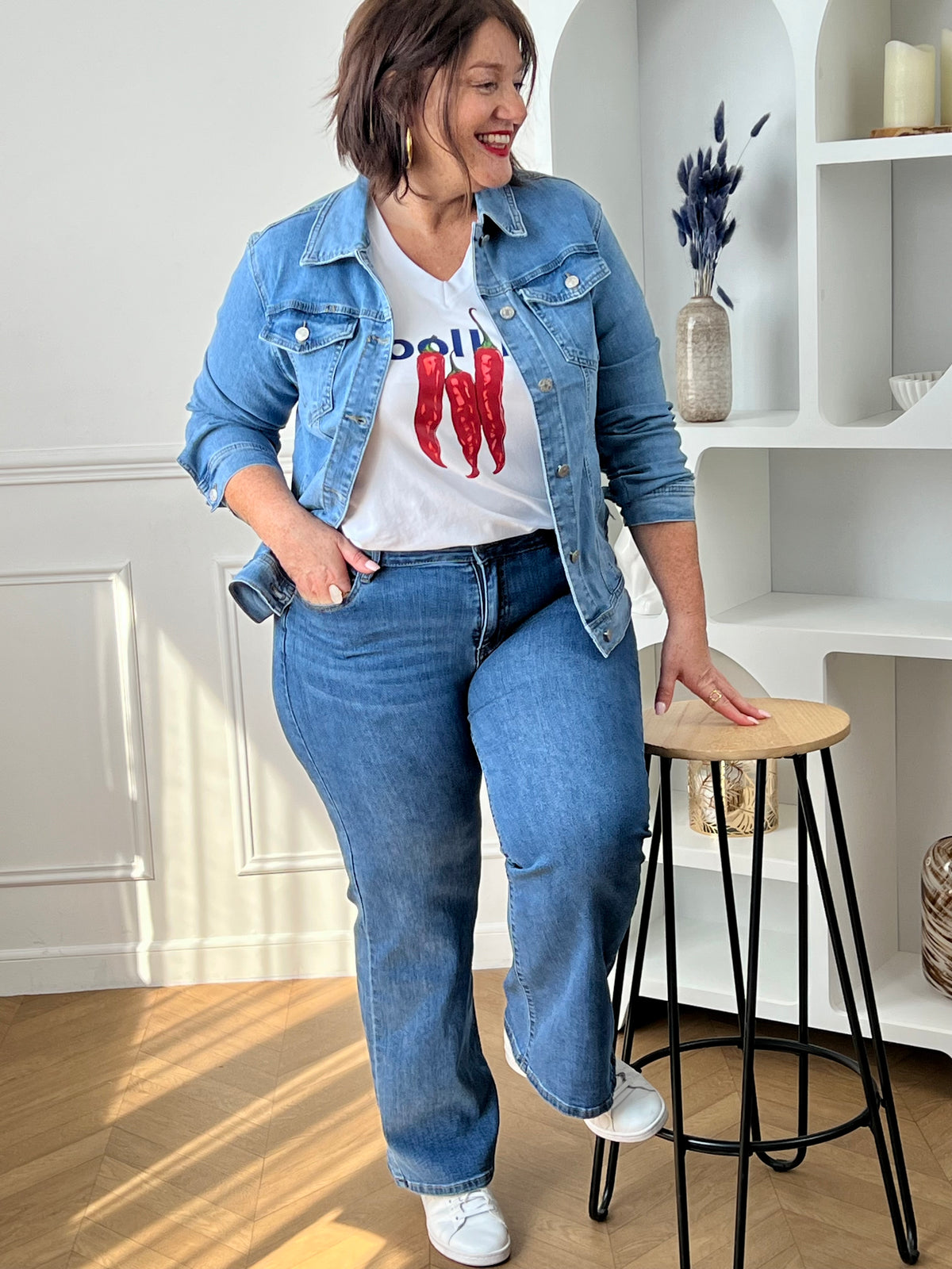 Optez pour ce jean bleu grande taille à coupe droite, un essentiel du dressing. Doté d’une fermeture éclair avec bouton, il allie confort et praticité. Ses deux poches à l’avant et deux à l’arrière complètent ce modèle intemporel, facile à porter au quotidien.