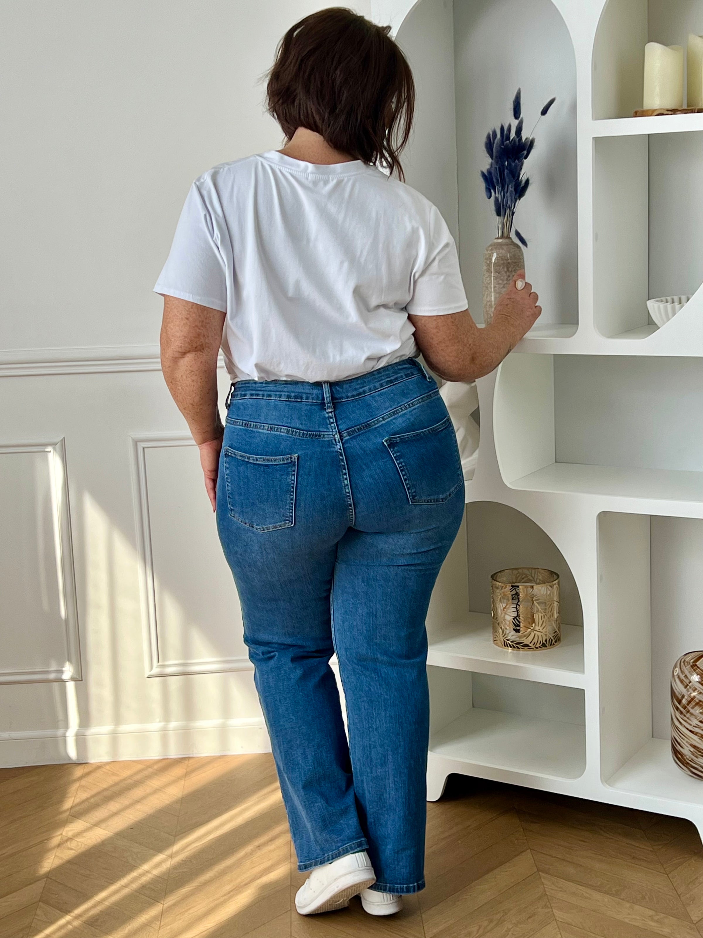Optez pour ce jean bleu grande taille à coupe droite, un essentiel du dressing. Doté d’une fermeture éclair avec bouton, il allie confort et praticité. Ses deux poches à l’avant et deux à l’arrière complètent ce modèle intemporel, facile à porter au quotidien.