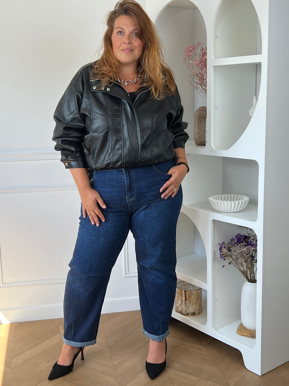 Jean brut taille haute coupe mom grande taille - look complet avec veste en cuir noir et escarpins noirs - style rock chic