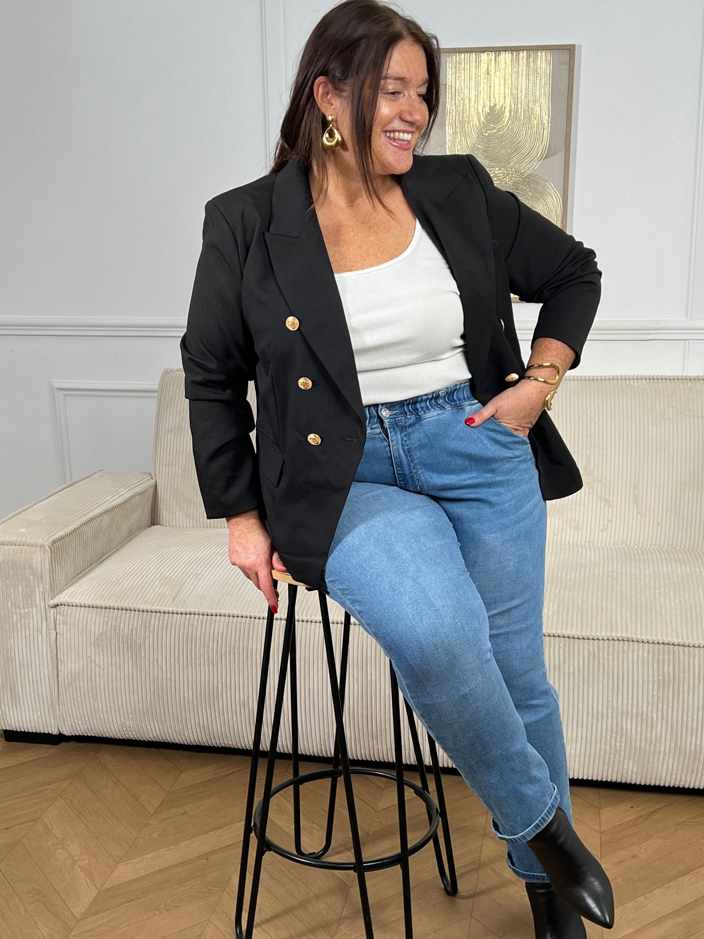 Confortable et tendance, ce jean bleu à taille élastique se distingue par sa ceinture colorée qui apporte une touche originale. Une pièce pratique et stylée, parfaite pour un look décontracté et plein de caractère.