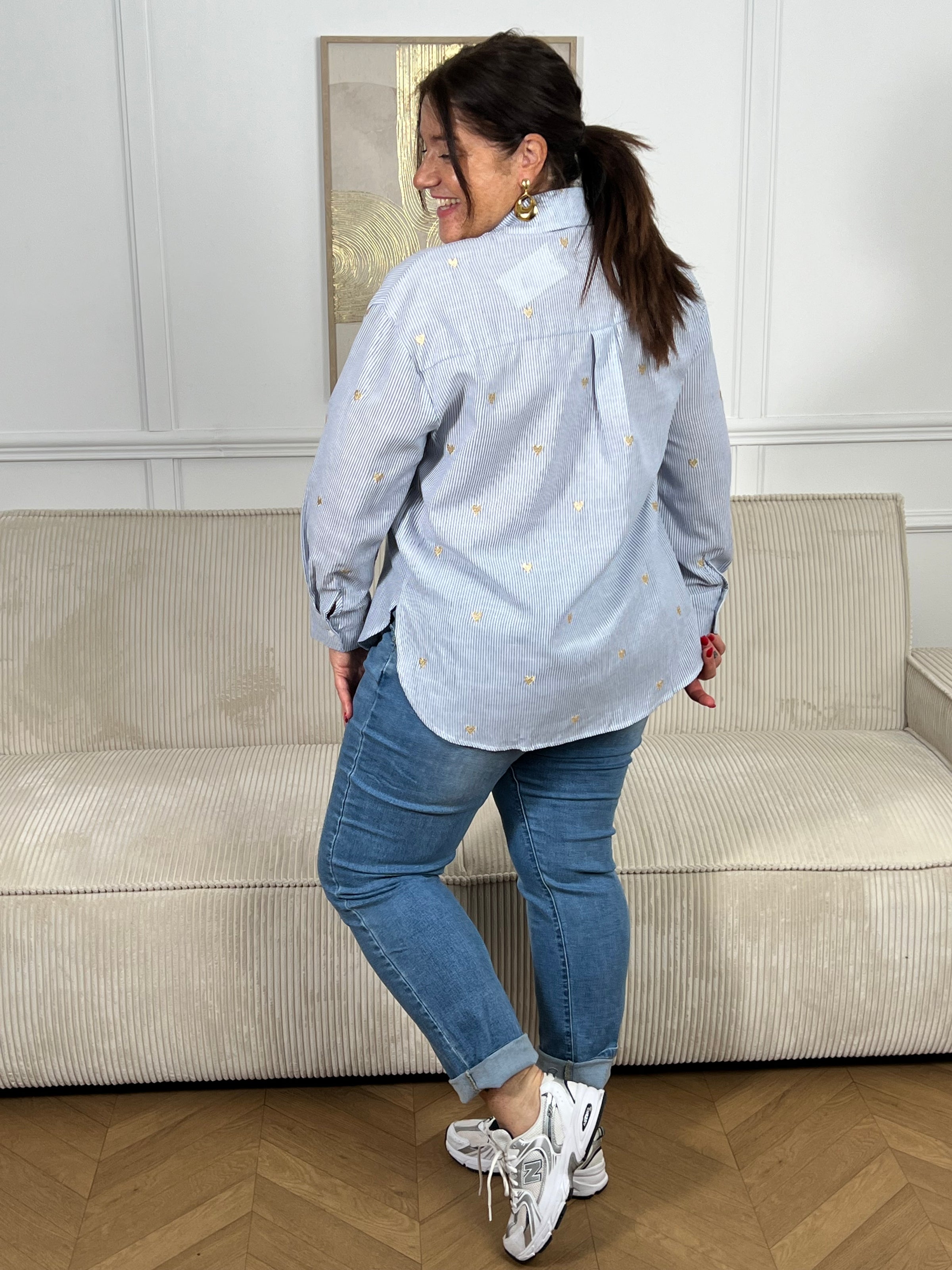 Confortable et tendance, ce jean bleu à taille élastique se distingue par sa ceinture colorée qui apporte une touche originale. Une pièce pratique et stylée, parfaite pour un look décontracté et plein de caractère.