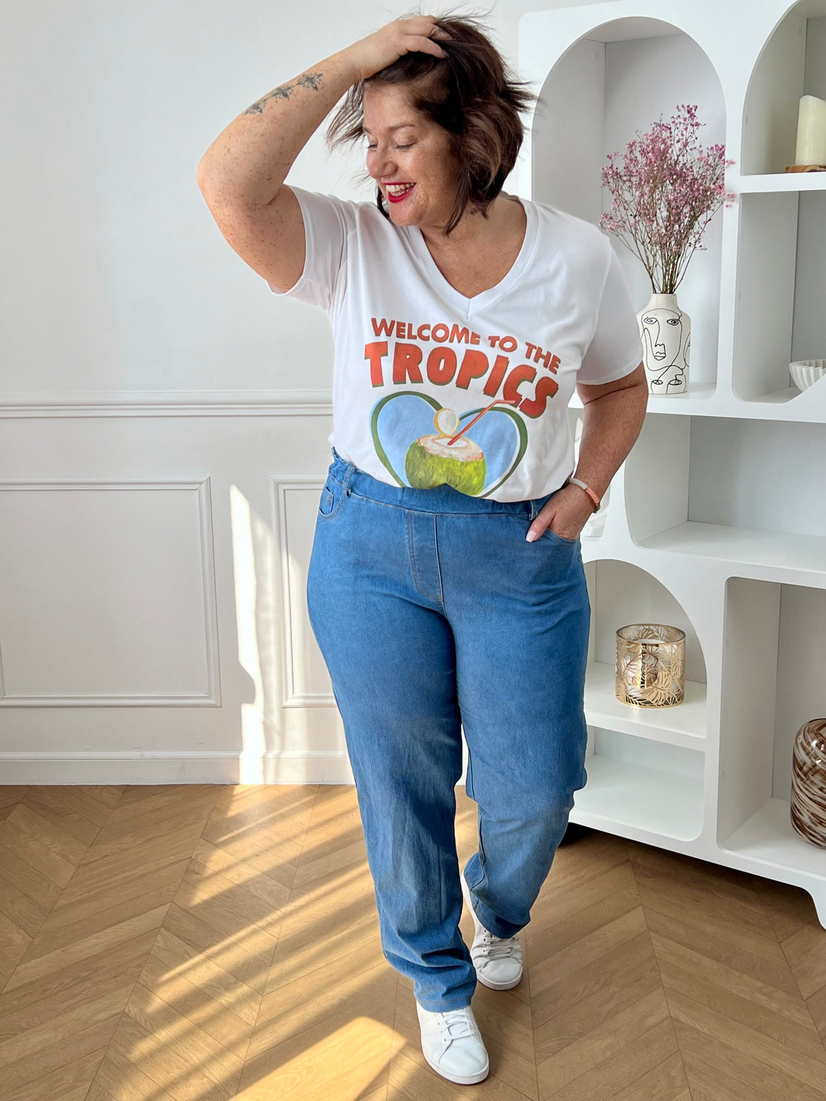 Le jean basique bleu incarne l'essence intemporelle du style décontracté. Avec sa coupe simple, il devient le compagnon fidèle et basique de toute garde-robe. Confortable, durable et toujours à la mode.