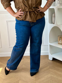 Zoom sur la coupe large du jean bleu grande taille femme, confortable et fluide au niveau des jambes.