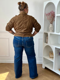 Vue de dos du jean wide leg grande taille femme, doté de deux poches arrière et d’une coupe flatteuse.