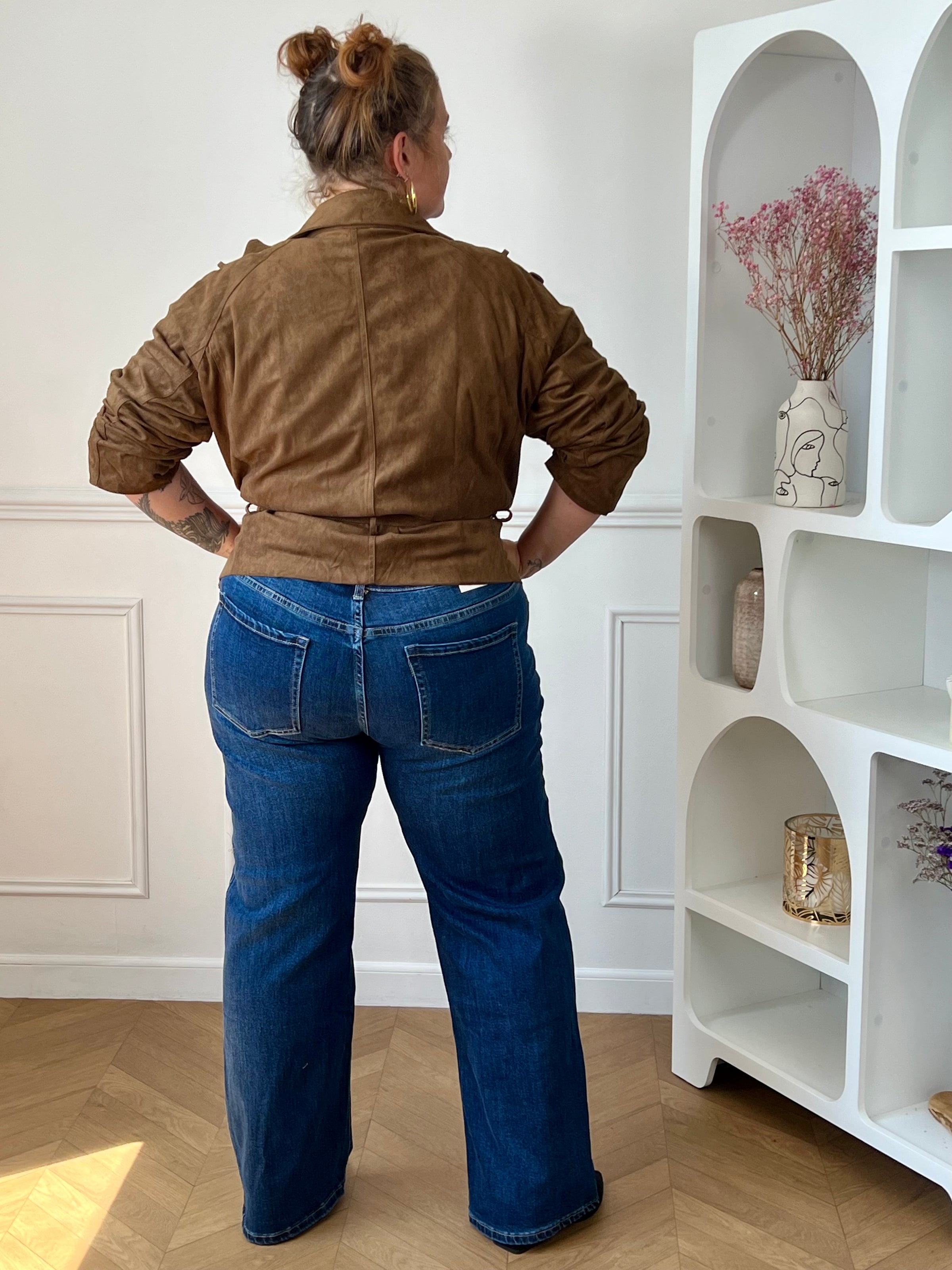 Vue de dos du jean wide leg grande taille femme, doté de deux poches arrière et d’une coupe flatteuse.