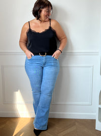 Optez pour ce jean bleu grande taille coupe flare, tendance et flatteur. Doté d’une fermeture éclair avec bouton, il assure confort et maintien. Ses deux poches à l’avant et deux à l’arrière complètent ce modèle, idéal pour allonger la silhouette avec style.