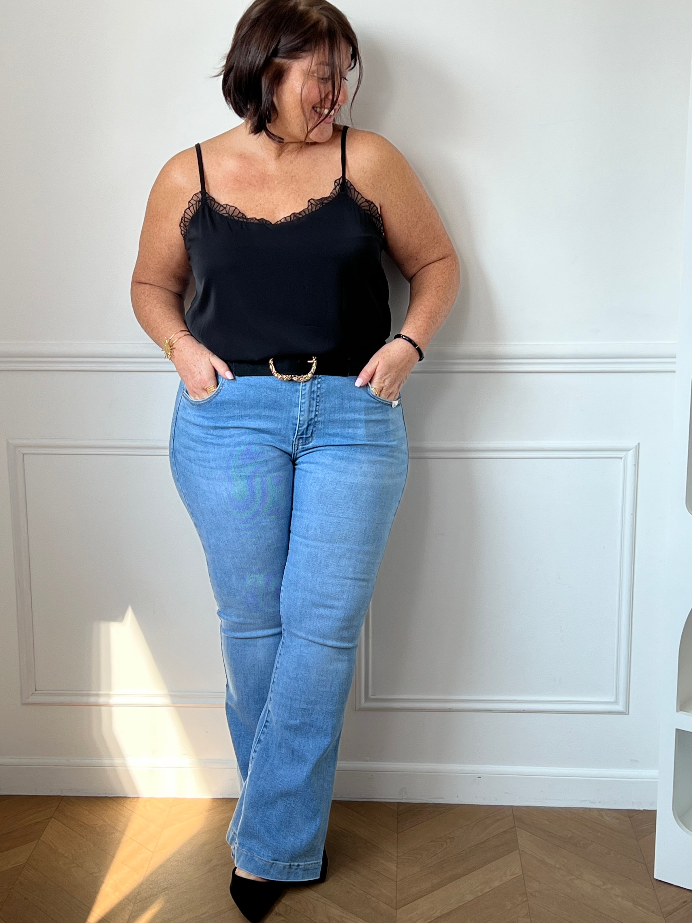 Optez pour ce jean bleu grande taille coupe flare, tendance et flatteur. Doté d’une fermeture éclair avec bouton, il assure confort et maintien. Ses deux poches à l’avant et deux à l’arrière complètent ce modèle, idéal pour allonger la silhouette avec style.
