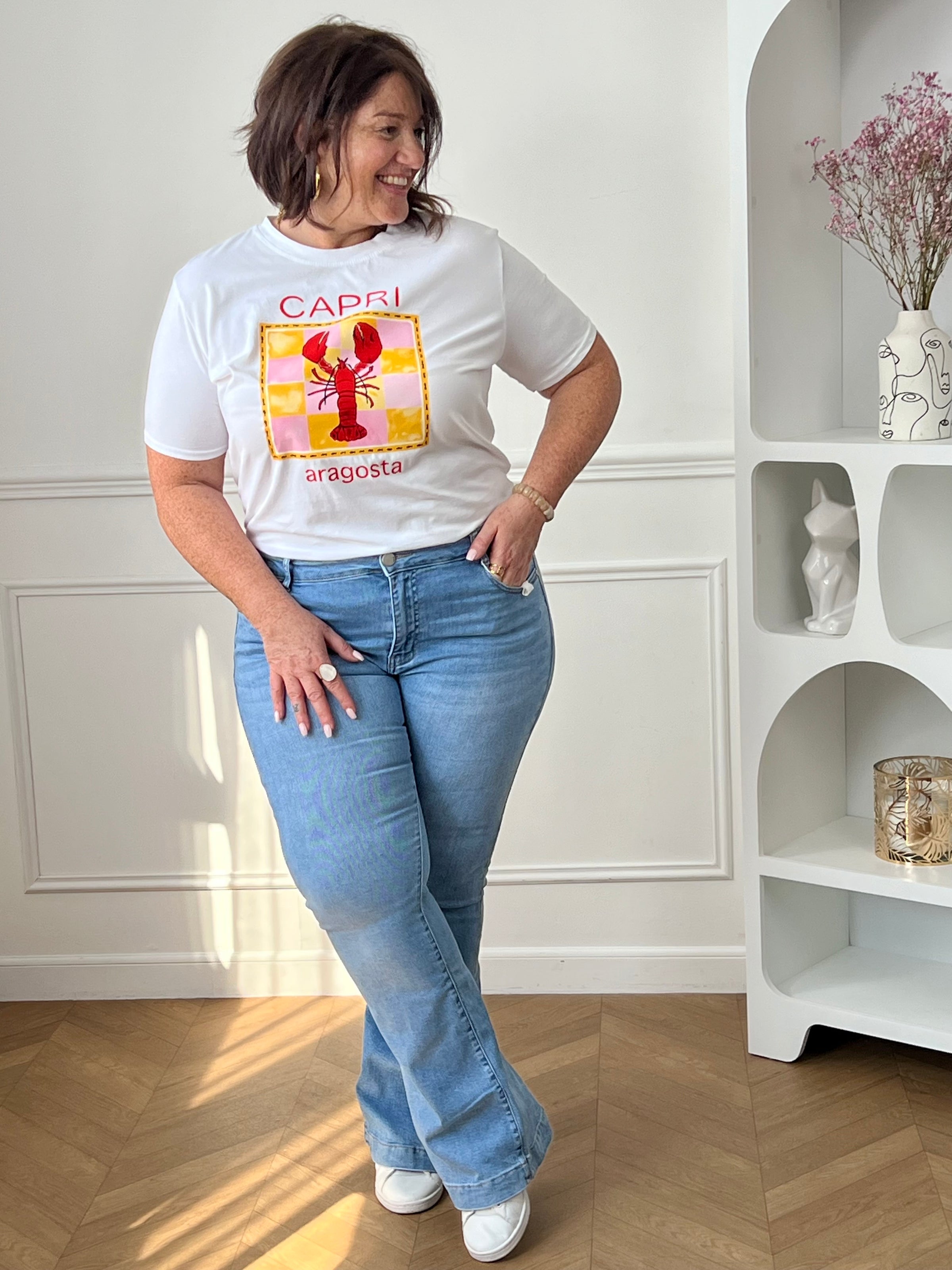Optez pour ce jean bleu grande taille coupe flare, tendance et flatteur. Doté d’une fermeture éclair avec bouton, il assure confort et maintien. Ses deux poches à l’avant et deux à l’arrière complètent ce modèle, idéal pour allonger la silhouette avec style.