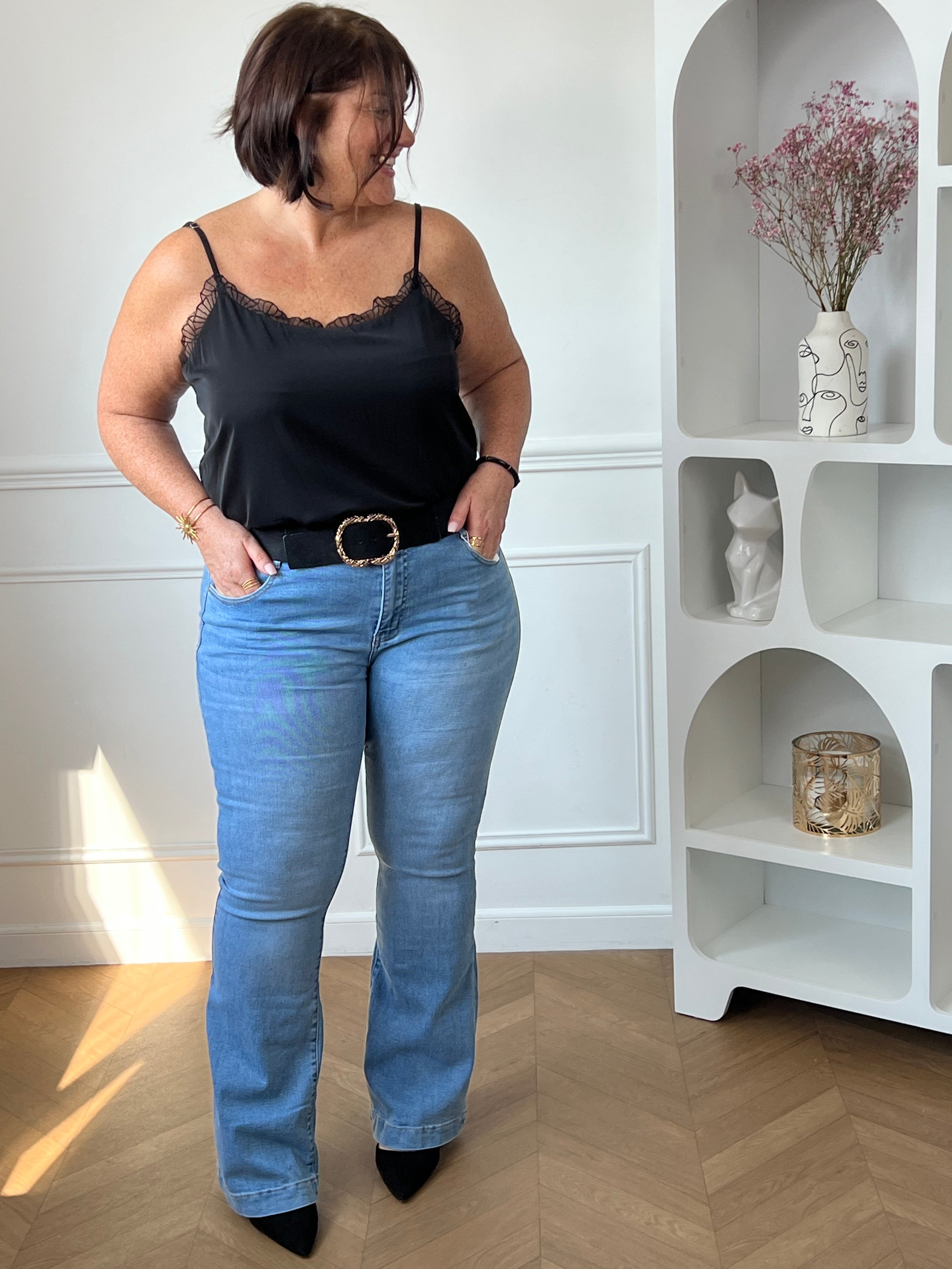 Optez pour ce jean bleu grande taille coupe flare, tendance et flatteur. Doté d’une fermeture éclair avec bouton, il assure confort et maintien. Ses deux poches à l’avant et deux à l’arrière complètent ce modèle, idéal pour allonger la silhouette avec style.