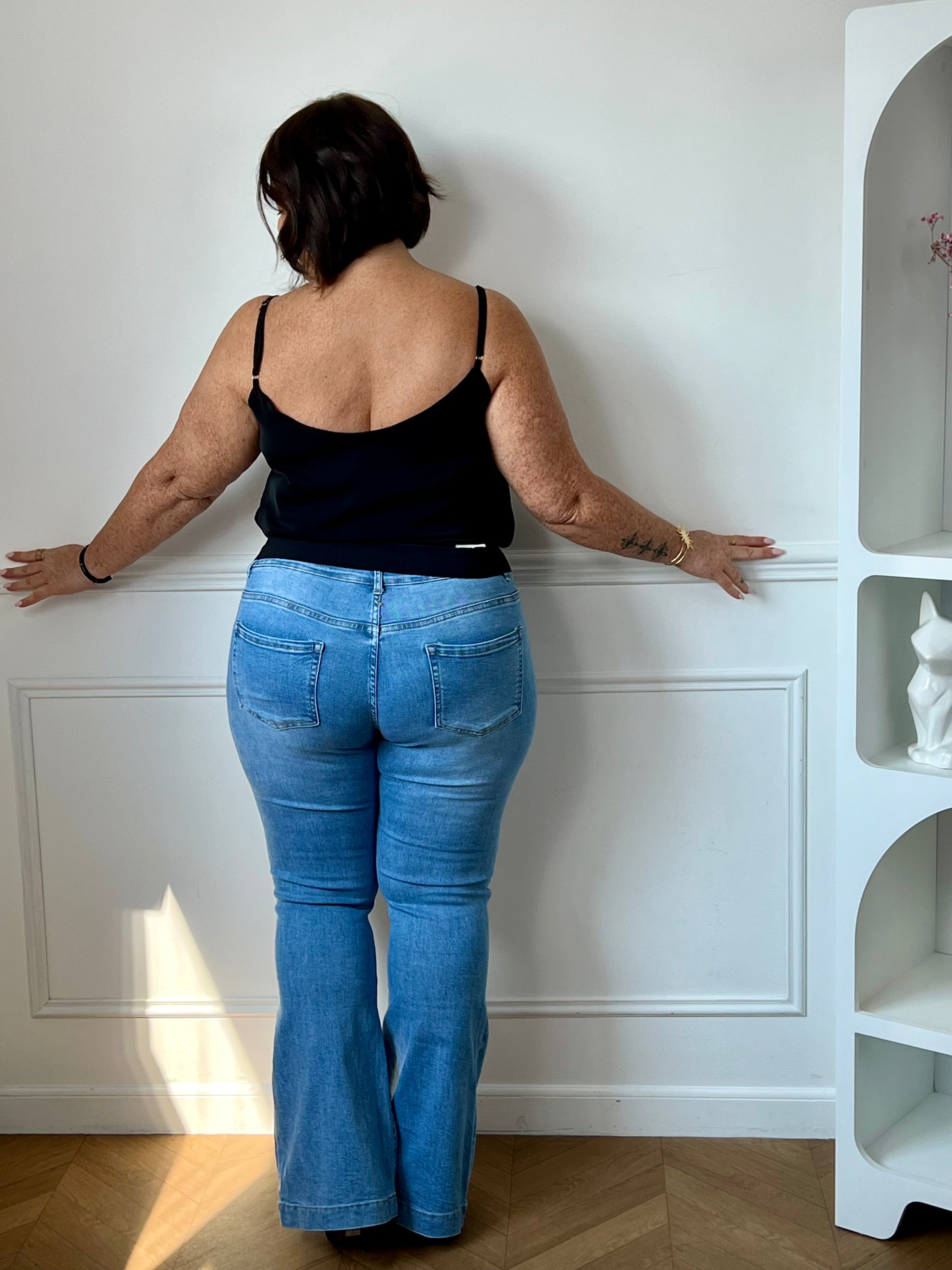 Optez pour ce jean bleu grande taille coupe flare, tendance et flatteur. Doté d’une fermeture éclair avec bouton, il assure confort et maintien. Ses deux poches à l’avant et deux à l’arrière complètent ce modèle, idéal pour allonger la silhouette avec style.