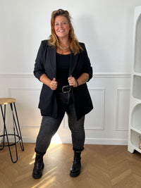 Jean gris anthracite taille haute grande taille - look complet avec blazer noir oversize, top noir, ceinture boucle argentée tressée et chelsea boots noires