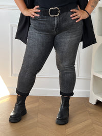 Jean gris anthracite taille haute grande taille - détail coupe slim avec bas retroussé, ceinture boucle tressée argentée et chelsea boots noires à semelle plateforme