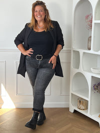 Jean gris anthracite grande taille - look casual chic avec blazer noir ouvert, top noir et collier chaîne dorée - coupe slim valorisante