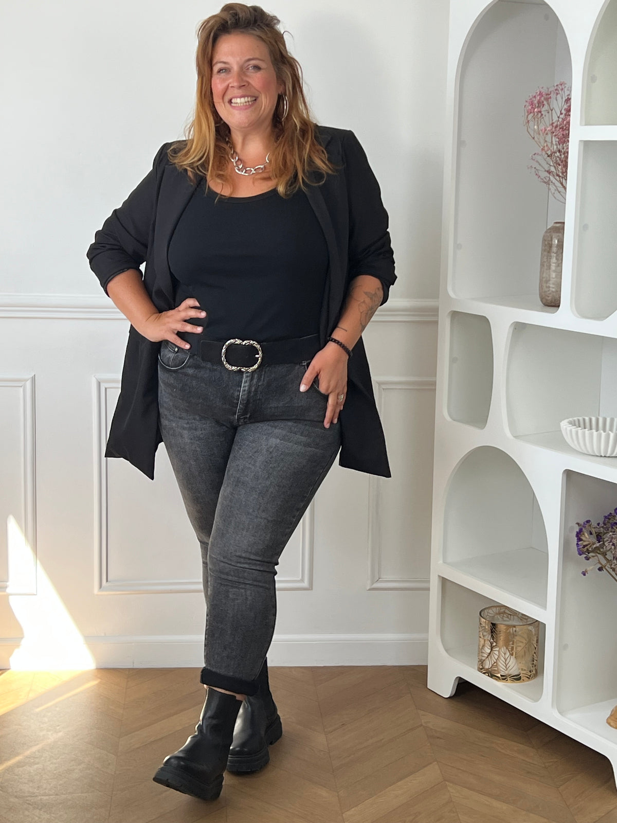 Jean gris anthracite grande taille - look casual chic avec blazer noir ouvert, top noir et collier chaîne dorée - coupe slim valorisante