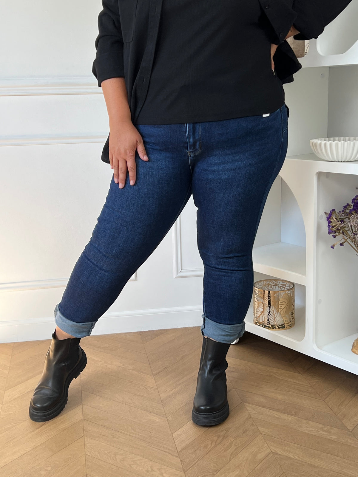 Femme grande taille portant le jean slim bleu foncé Bruno – Tailles 44 à 54, longueur env. 106 cm | Loïcia