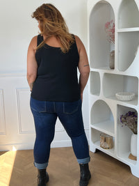 Détail coupe slim du jean bleu foncé grande taille Bruno – 68% Coton 30% Polyester 2% Élasthanne | Loïcia