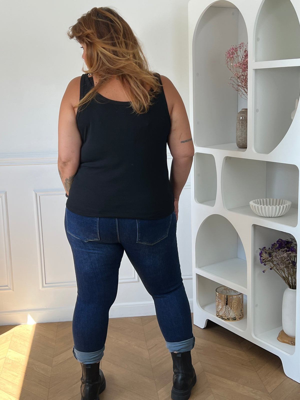 Détail coupe slim du jean bleu foncé grande taille Bruno – 68% Coton 30% Polyester 2% Élasthanne | Loïcia