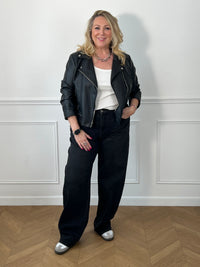 Femme grande taille portant le jean barrel noir Tall Isis – Longueur env. 114 cm, tailles 40 à 48 | Loïcia
