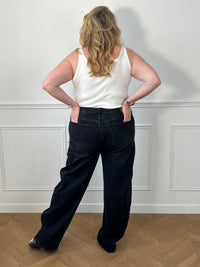 Détail coupe barrel et bas évasé du jean noir Tall grande taille Isis – Made in P.R.C | Loïcia