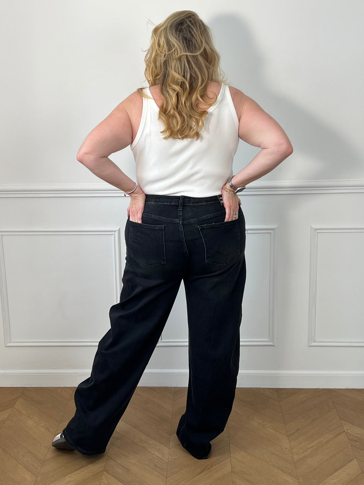 Détail coupe barrel et bas évasé du jean noir Tall grande taille Isis – Made in P.R.C | Loïcia