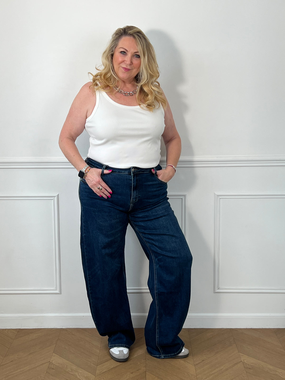 Femme grande taille portant le jean barrel bleu Tall Isis – Longueur env. 114 cm, tailles 40 à 48 | Loïcia