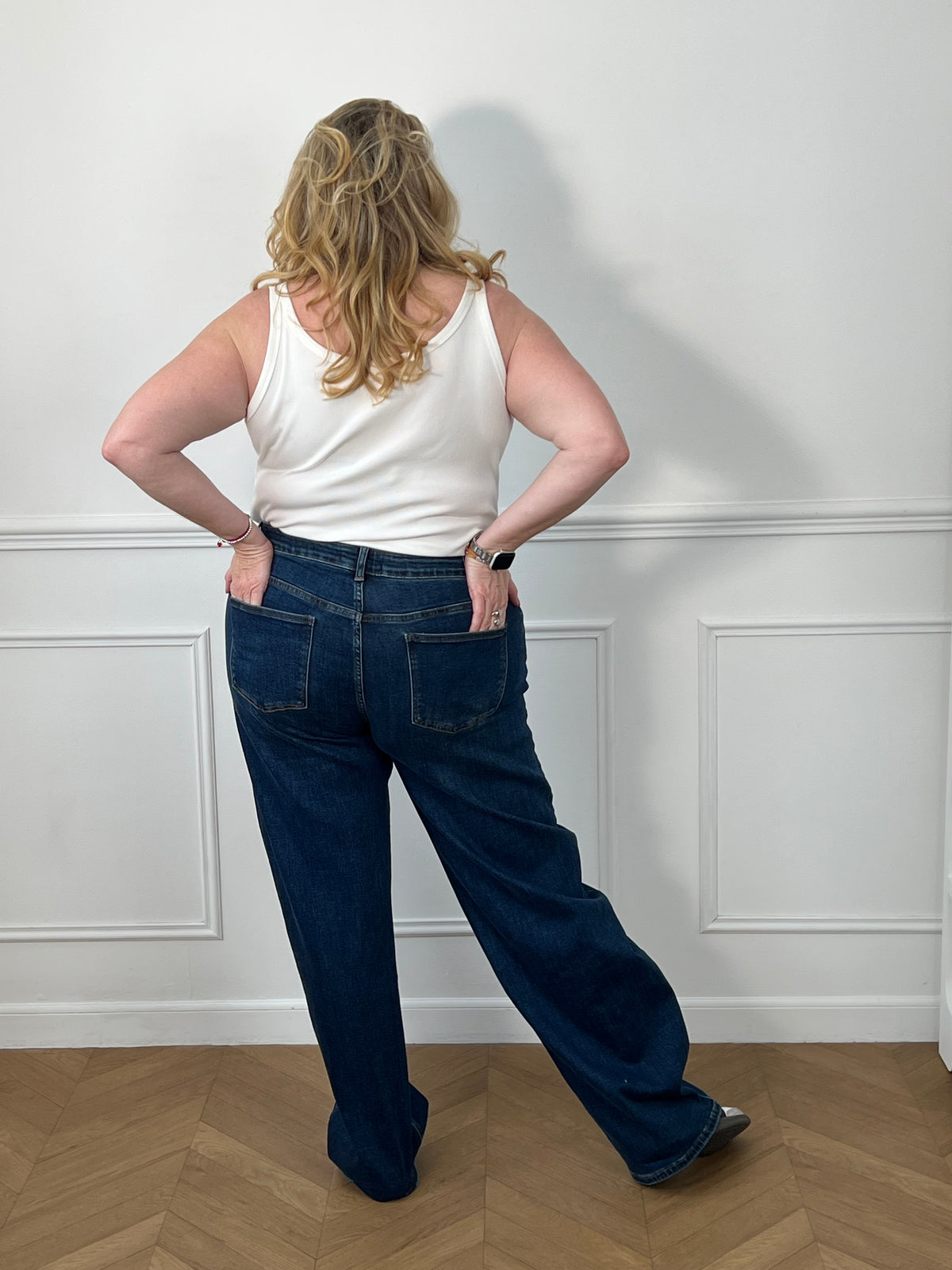 Détail coupe barrel et bas évasé du jean bleu foncé Tall grande taille Isis – Made in P.R.C | Loïcia