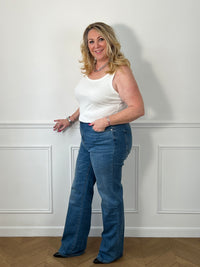Femme grande taille portant le jean bleu Tall Louka – Longueur env. 118 cm, tailles 40 à 48 | Loïcia