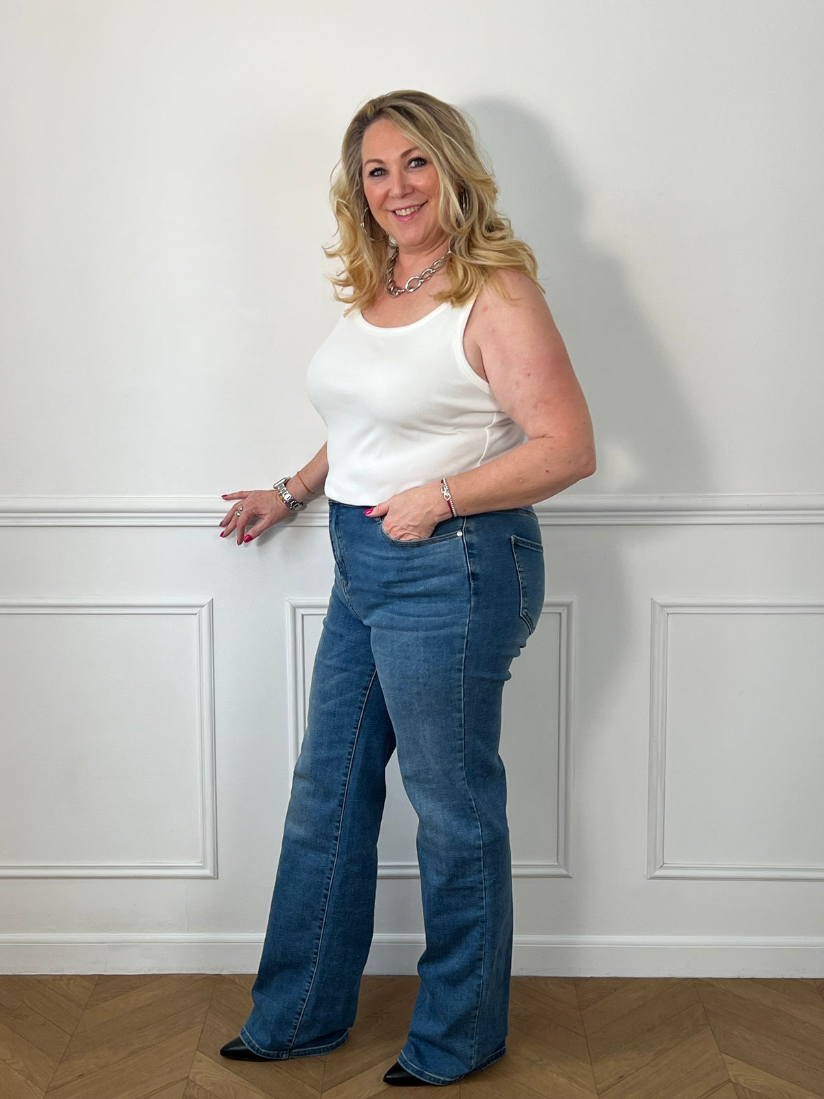 Femme grande taille portant le jean bleu Tall Louka – Longueur env. 118 cm, tailles 40 à 48 | Loïcia