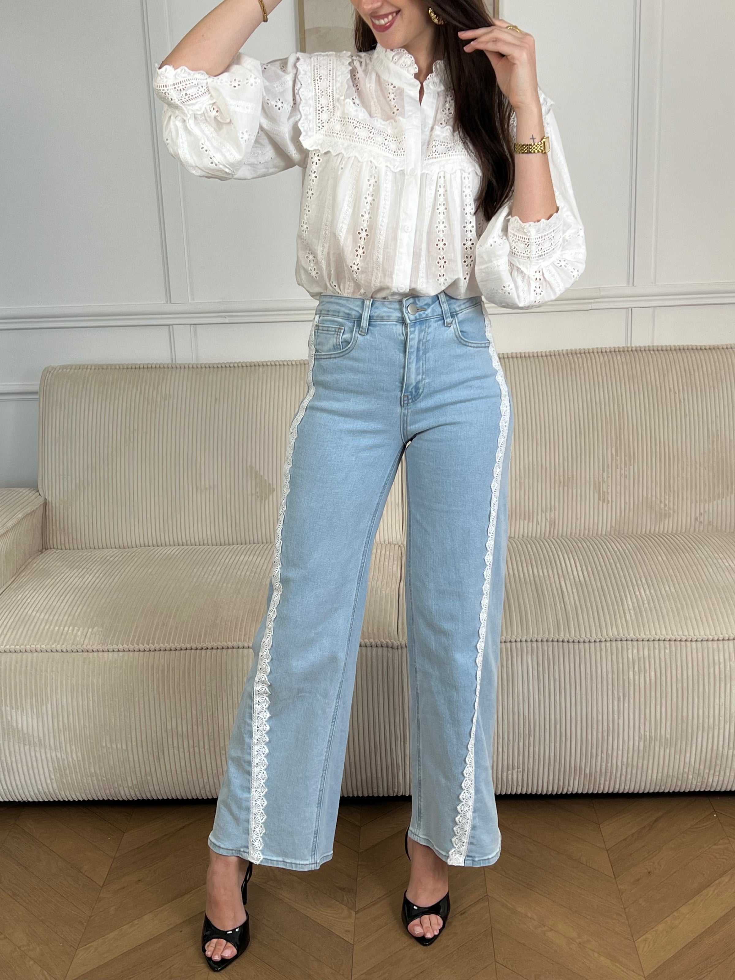 Jean bleu femme coupe large et intemporelle. Fermeture à zip et bouton pour un maintien sûr. Quatre poches pratiques pour ranger vos essentiels. Détail broderie élégant qui court sur toute la longueur, apportant une touche de caractère à votre garde-robe. Disponible en bleu classique et écru subtil.