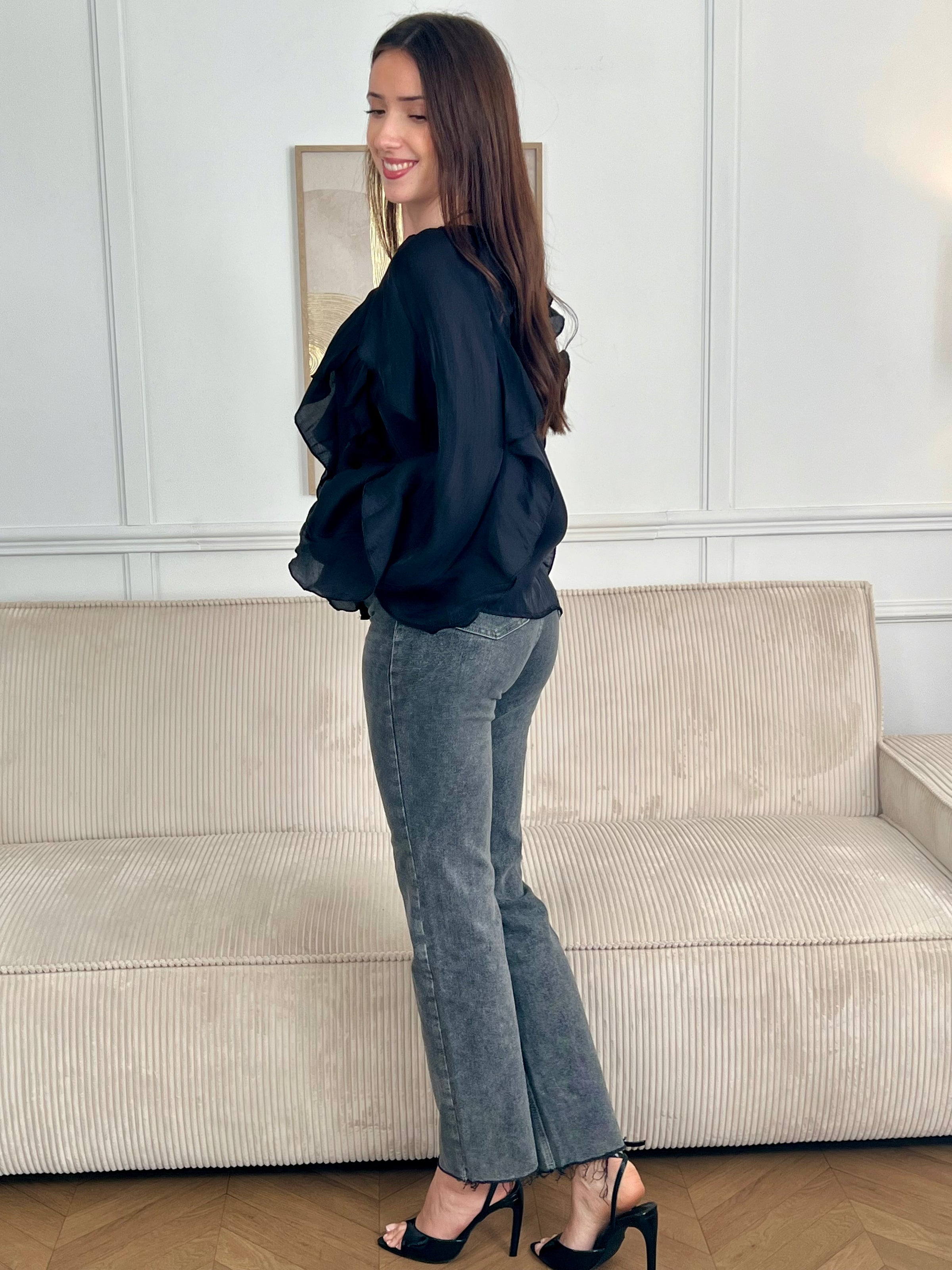 Adoptez ce jean gris femme à coupe droite, un indispensable du dressing. Doté de passants pour ceinture et d’une fermeture éclair avec bouton, il allie confort et praticité. Il dispose de deux poches à l’avant et deux à l’arrière. Sa couleur gris foncé s’accorde facilement avec toutes vos tenues.