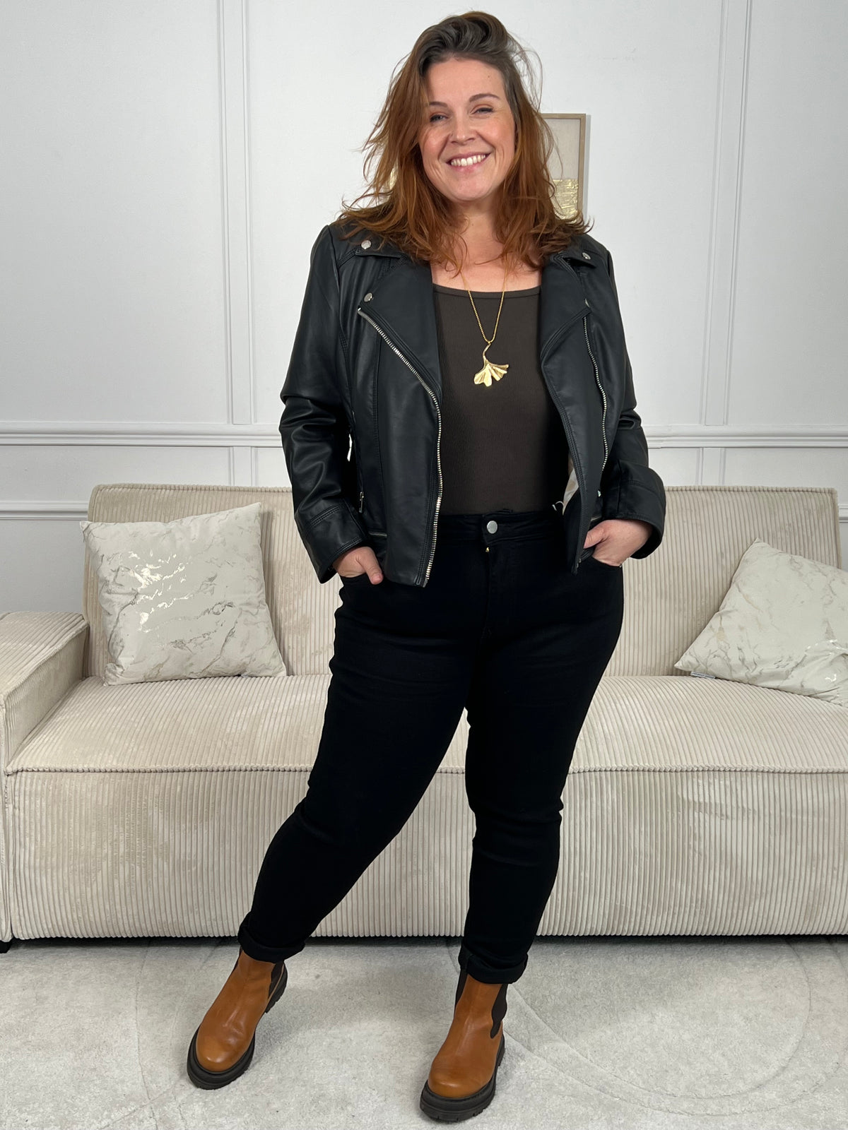 Indispensable et intemporel, ce jean slim noir basique offre une silhouette élégante et épurée. Une pièce polyvalente, facile à associer et parfaite pour tous les styles du quotidien.