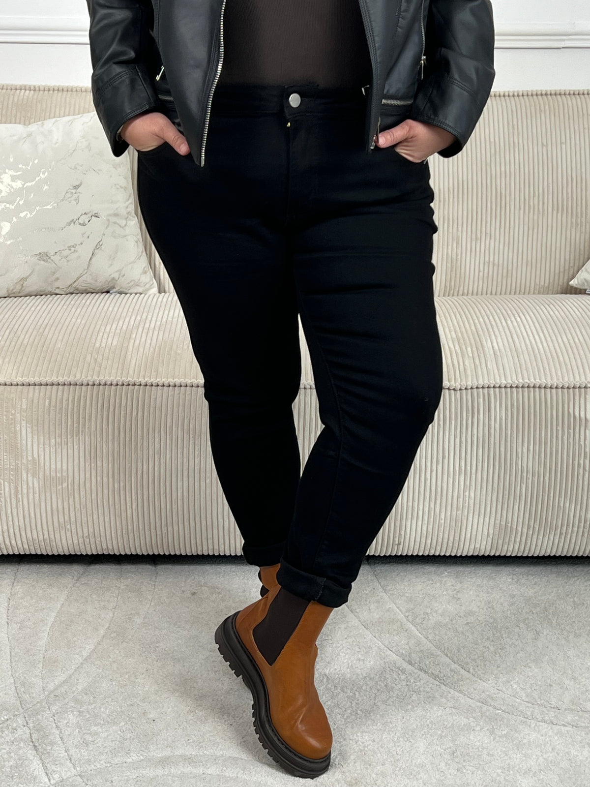 Indispensable et intemporel, ce jean slim noir basique offre une silhouette élégante et épurée. Une pièce polyvalente, facile à associer et parfaite pour tous les styles du quotidien.