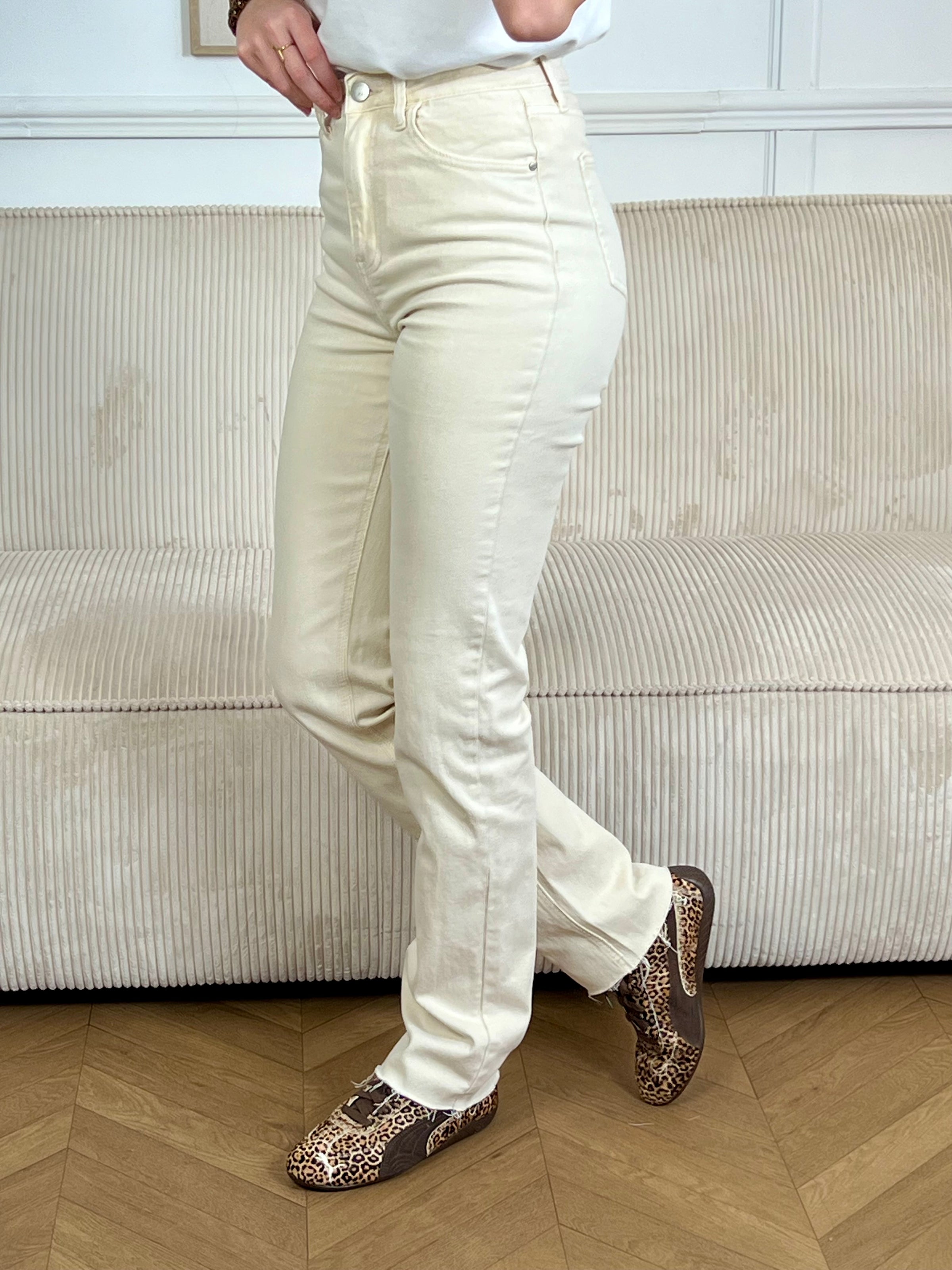 Optez pour ce jean beige femme à coupe droite, un indispensable du dressing. Doté de passants pour ceinture et d’une fermeture éclair avec bouton, il allie confort et praticité. Avec ses deux poches à l’avant et deux à l’arrière, ce jean beige est facile à associer pour un look casual ou plus habillé.