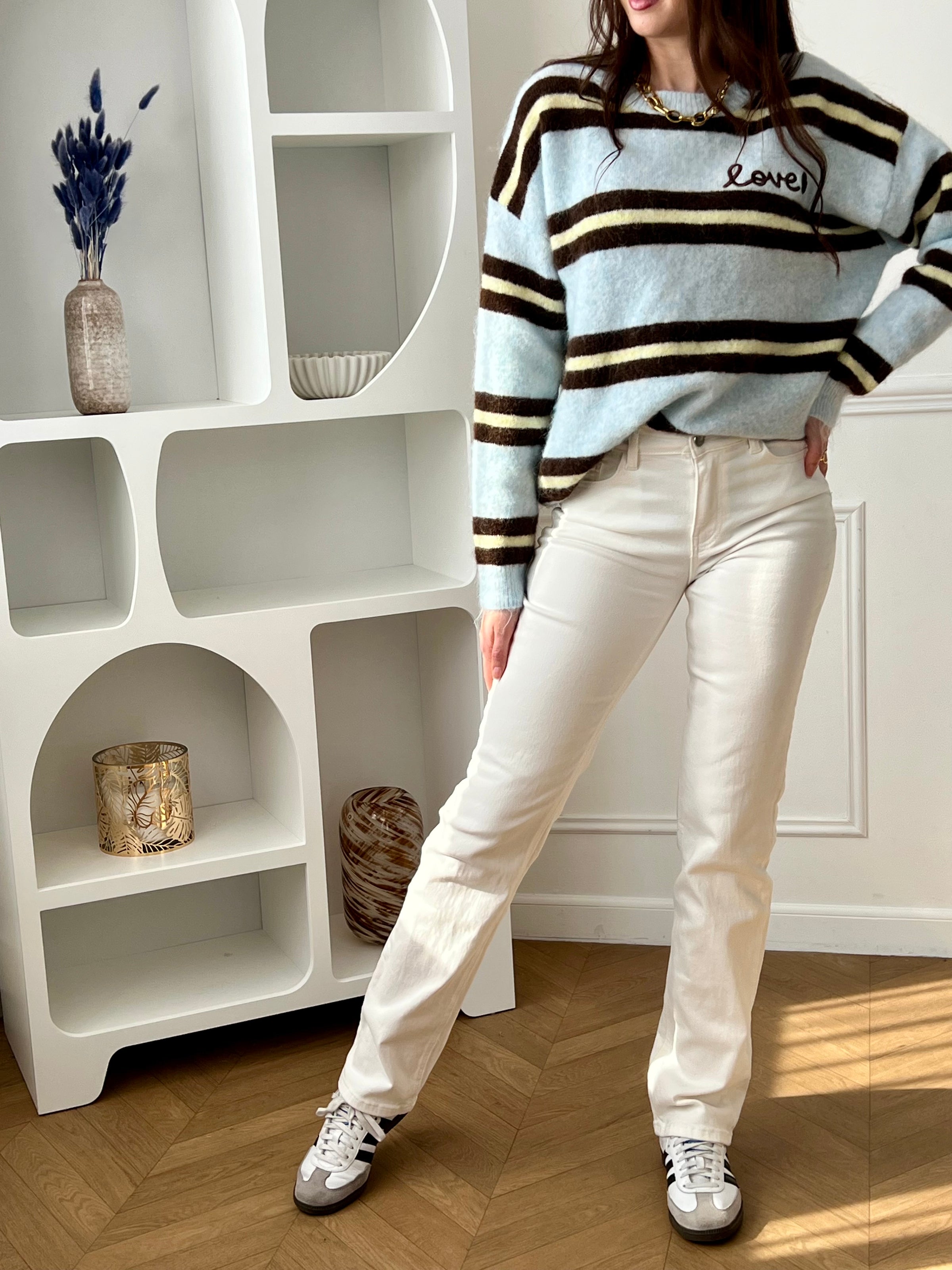Optez pour ce jean extra long blanc femme, tendance et confortable. Avec sa taille mi-haute et sa coupe droite, il sublime la silhouette tout en offrant une belle aisance. Doté de passants pour ceinture, d’une fermeture éclair avec bouton et de deux poches à l’avant et deux à l’arrière, ce jean blanc est un essentiel facile à associer.