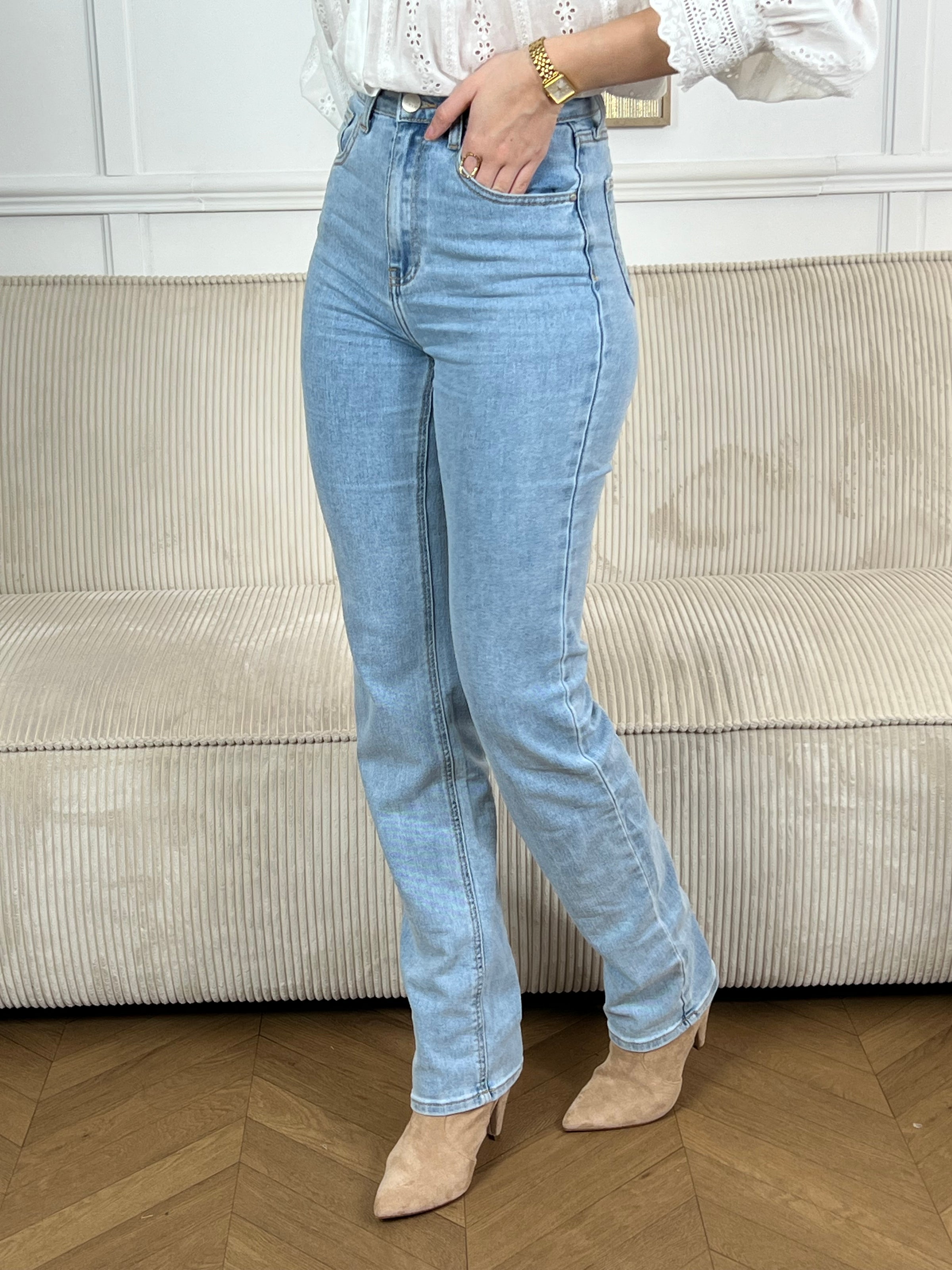Ce jean bleu clair Tall Loki, taille haute et extra long, est conçu pour sublimer votre silhouette. Il offre un confort optimal avec ses deux poches arrière, deux poches latérales et ses passants pour ceinture, parfait pour un style à la fois pratique et élégant.