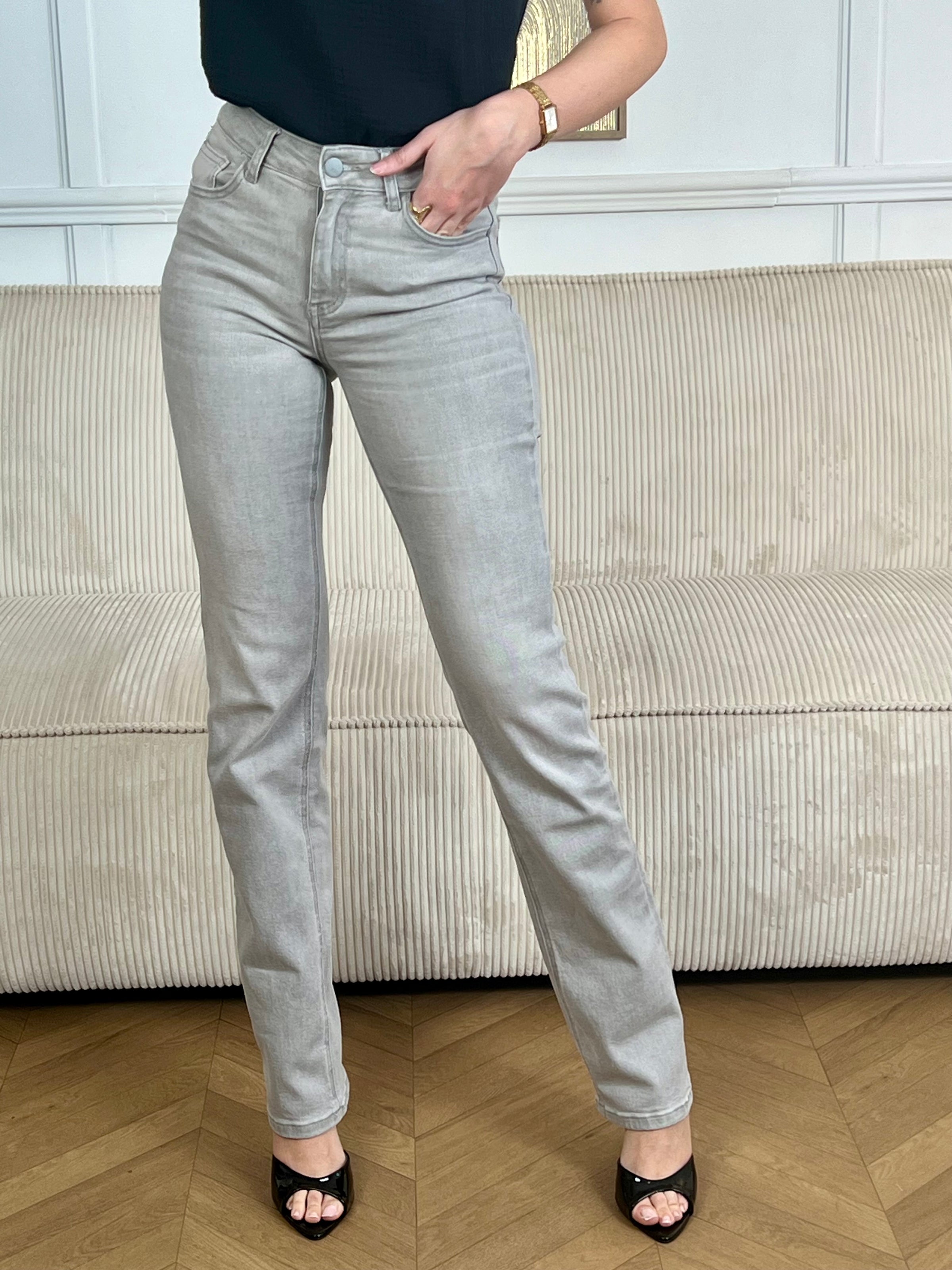 Optez pour ce jean extra long gris femme, tendance et confortable. Avec sa taille mi-haute et sa coupe droite, il sublime la silhouette tout en offrant une belle aisance. Doté de passants pour ceinture, d’une fermeture éclair avec bouton et de deux poches à l’avant et deux à l’arrière, ce jean gris clair est un essentiel facile à associer.